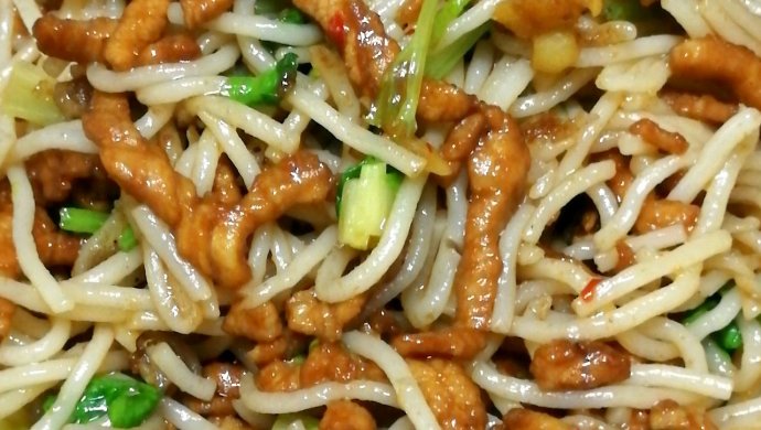 Stir-Fried Rice Noodles with Shredded Pork